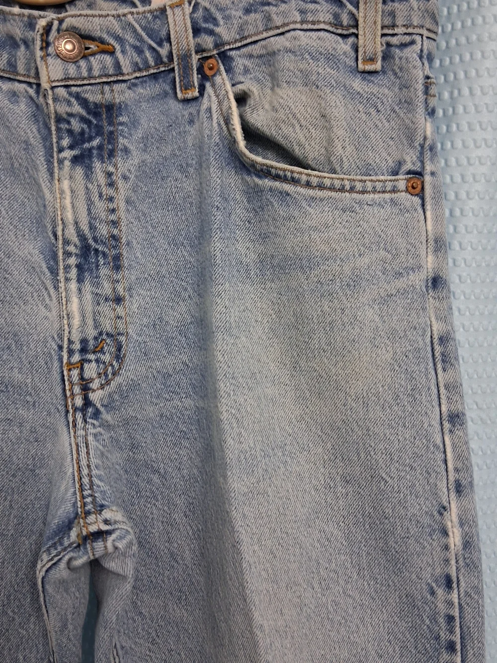 Vintage Orange Tab 550 Levi's Straight-Leg Jeans in Light Blue Denim